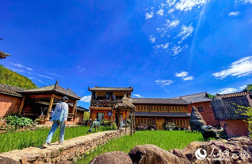 藍染と雲(yún)南に広がる美しい青空