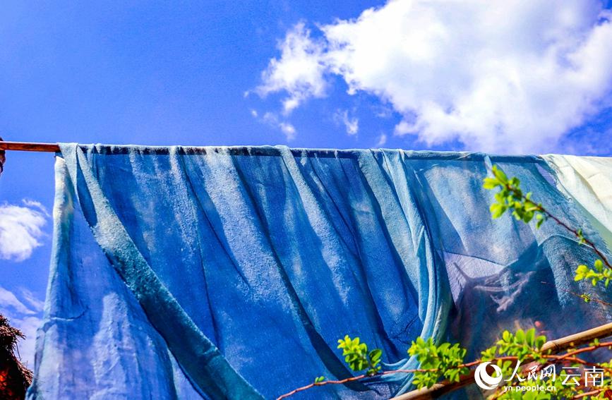 藍染と雲(yún)南に広がる美しい青空