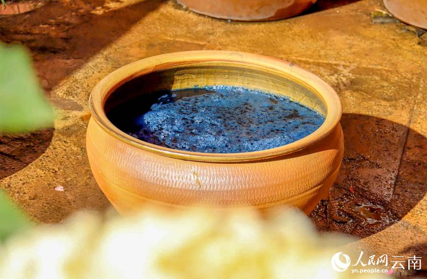 藍染と雲(yún)南に広がる美しい青空