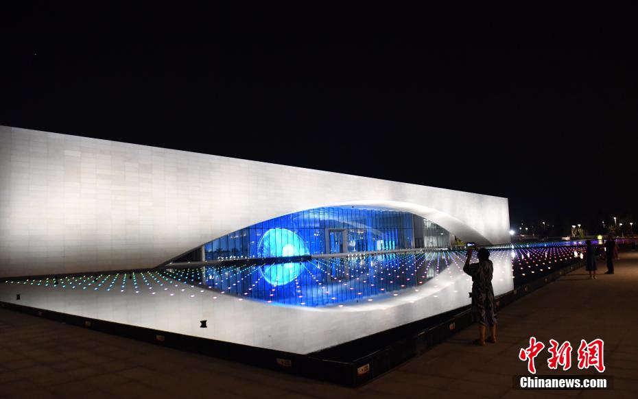 「雄安の目」と言われる雄安都市コンピューティングセンターで寫真撮影をする人々（5月16日夜、撮影?韓冰）。