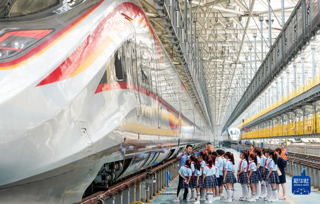 中國(guó)鉄道成都局集団有限公司重慶車両區(qū)西動(dòng)車所の修理?點(diǎn)検庫(kù)で、スマート高速列車「復(fù)興號(hào)」について小學(xué)生に紹介する技術(shù)スタッフ（5月17日撮影?劉潺）。