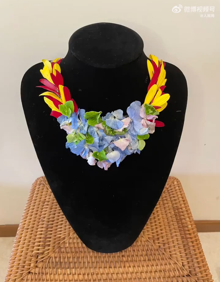 美しい花の首飾りの材料は公園で拾った花　広東省