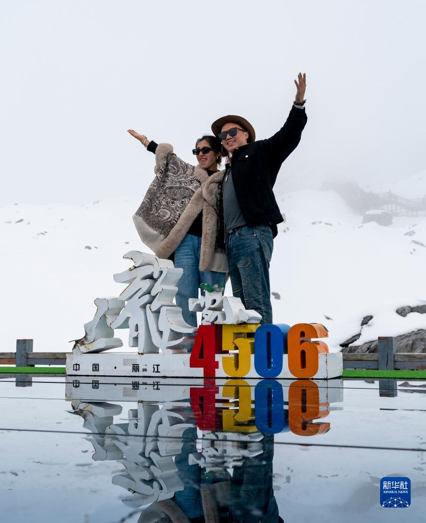 玉竜雪山景勝地の夏の観光シーズン幕開け　雲(yún)南省