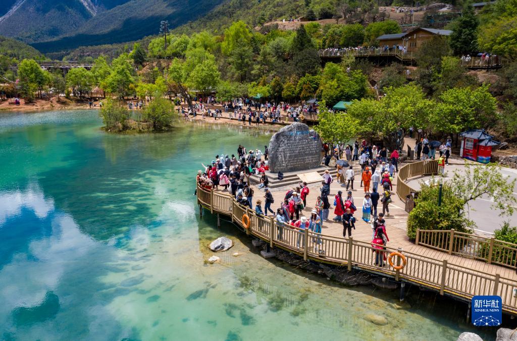 玉竜雪山景勝地の夏の観光シーズン幕開け　雲(yún)南省