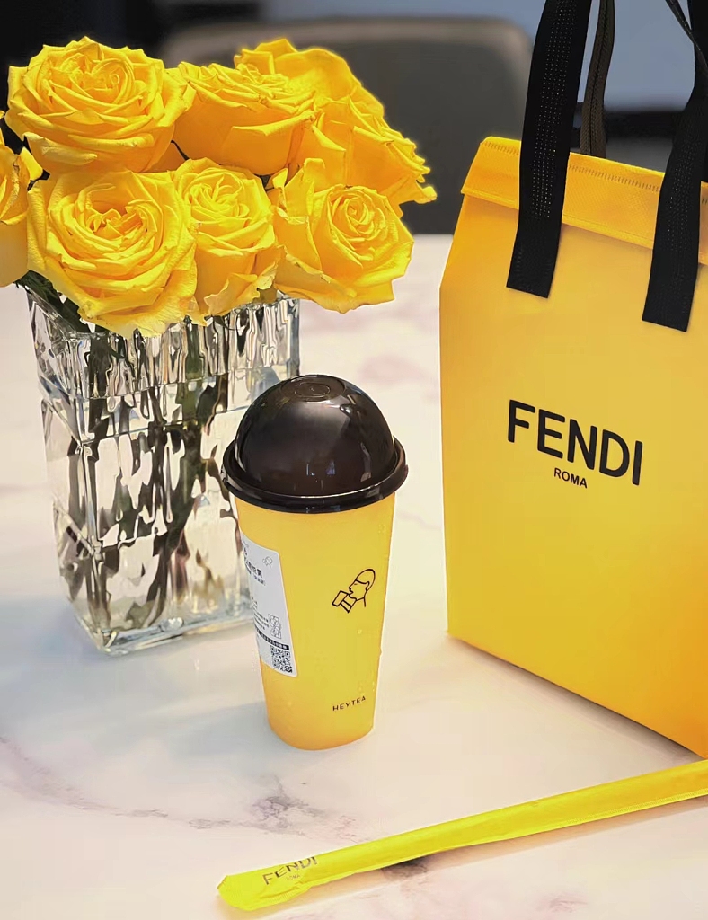 たった10數(shù)元で買えるFENDI？　中國の茶飲料ブランドとハイブランドがコラボ