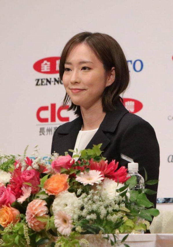 引退會(huì)見で石川佳純さんが流暢な中國語で中國のファンに感謝のメッセージ