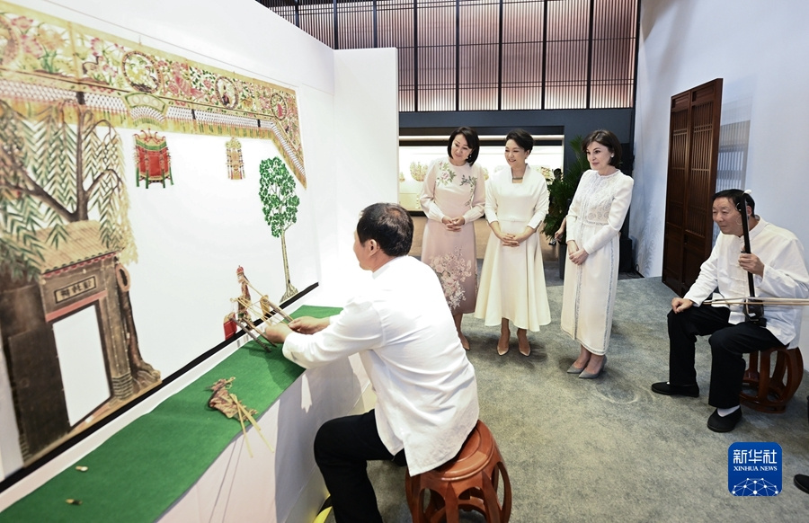 彭麗媛夫人が中國?中央アジアサミットに出席の元首夫人と西安易俗社を見學(xué)