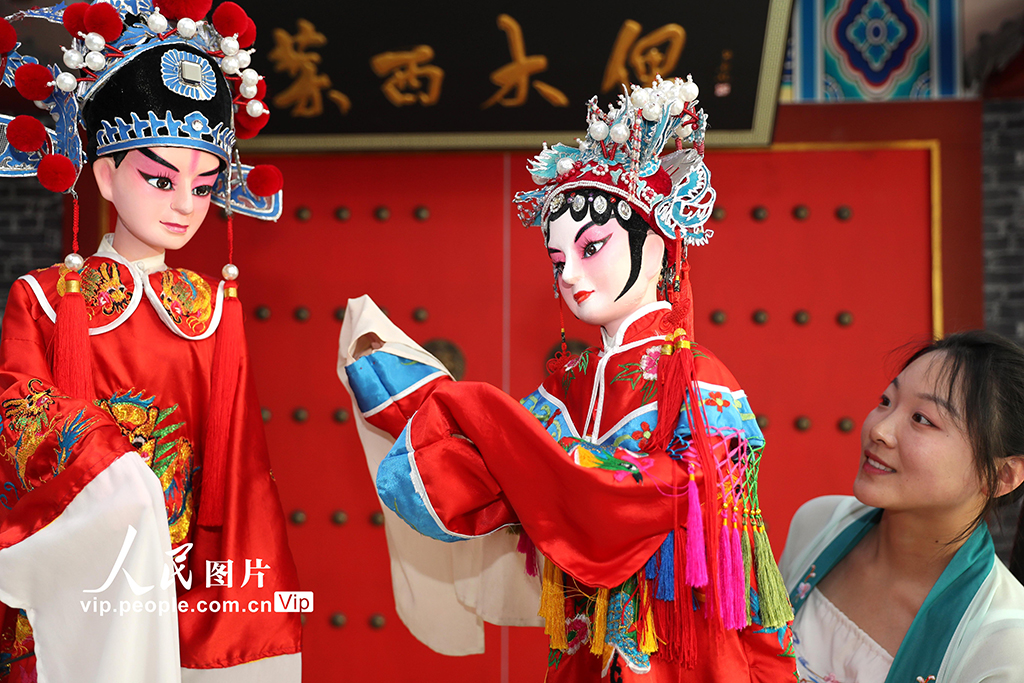 萊西市に伝わる伝統(tǒng)人形劇「萊西木偶」（撮影?張進(jìn)剛/寫真著作権は人民図片が所有のため転載禁止）。