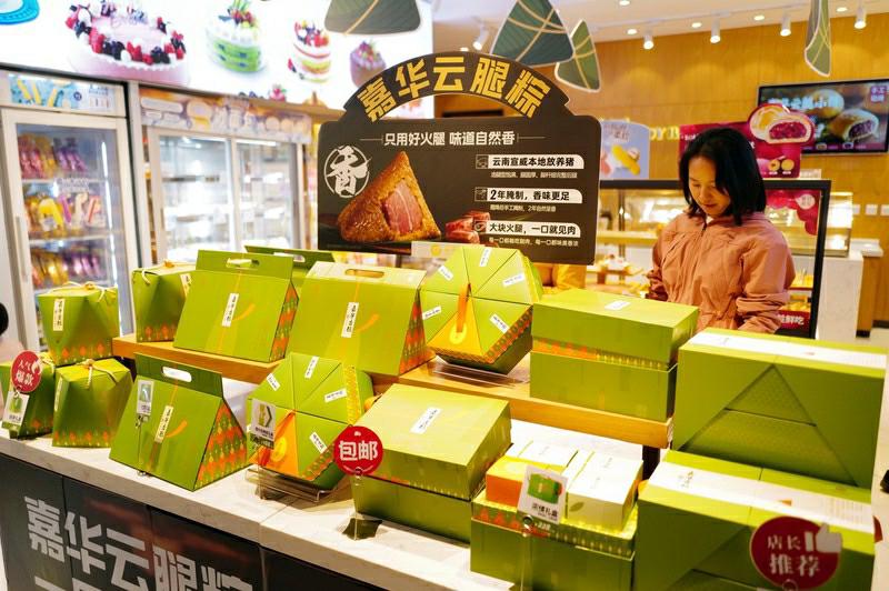 店頭に並ぶ各種ちまき（寫真著作権は東方ICが所有のため転載禁止）。