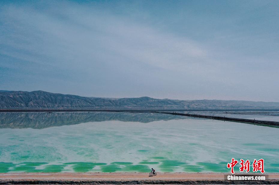 ゴビ砂漠の「寶石」?翡翠湖でサイクリングイベント開(kāi)催　青海省茫崖