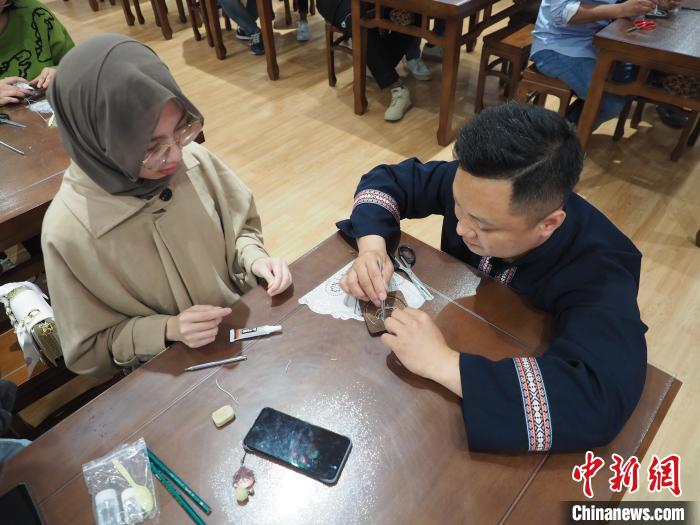 「全民蕓術(shù)普及日」に留學(xué)生たちが苗族の伝統(tǒng)技術(shù)を體験　広西