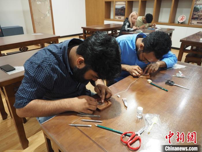 「全民蕓術(shù)普及日」に留學(xué)生たちが苗族の伝統(tǒng)技術(shù)を體験　広西