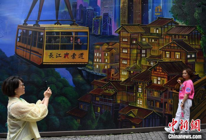 話題集める重慶の観光スポットを描いた巨大3D壁畫(huà)　重慶市