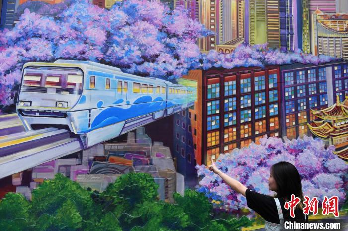話題集める重慶の観光スポットを描いた巨大3D壁畫　重慶市