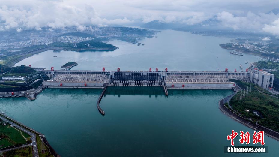 洪水期に対応して容量調(diào)整が行われる三峽ダム（撮影?王罡）。