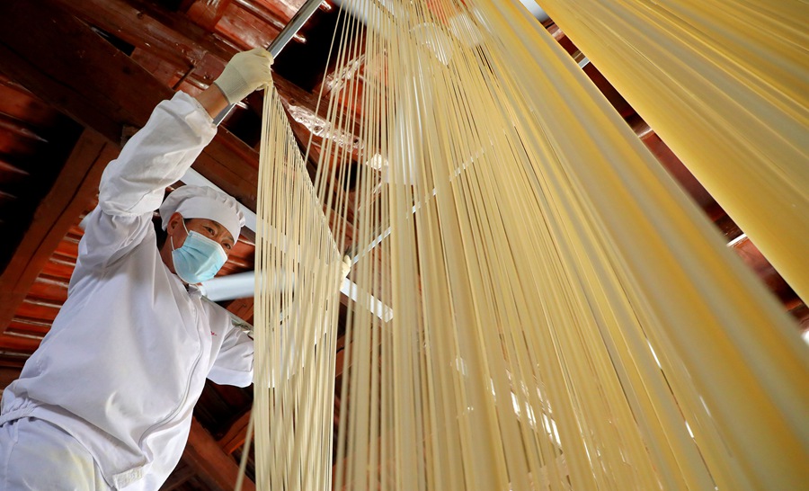 甘粛省張掖市民楽県三堡鎮(zhèn)三堡村の伝統(tǒng)的な乾麺制作（撮影?王暁涇）。