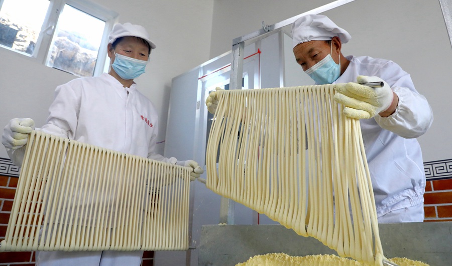 伝統(tǒng)的な乾麺制作で富裕の道目指す甘粛省民楽県