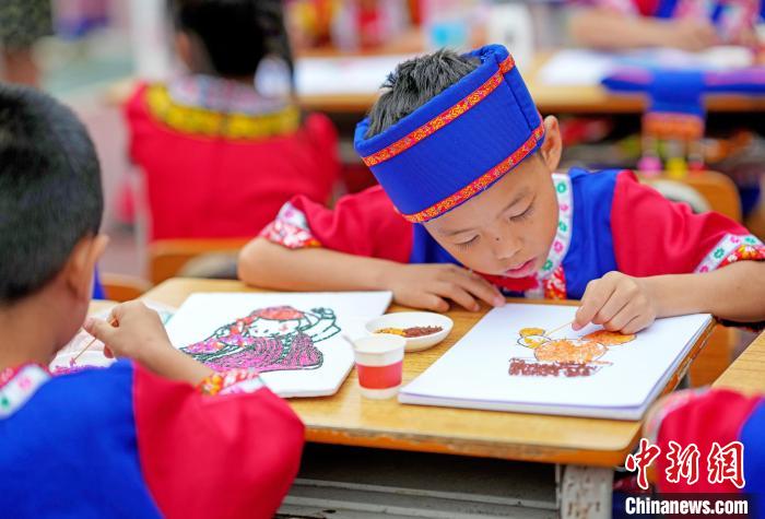 「點米成畫」コンテストに出場した小學生（撮影?馬華斌）。