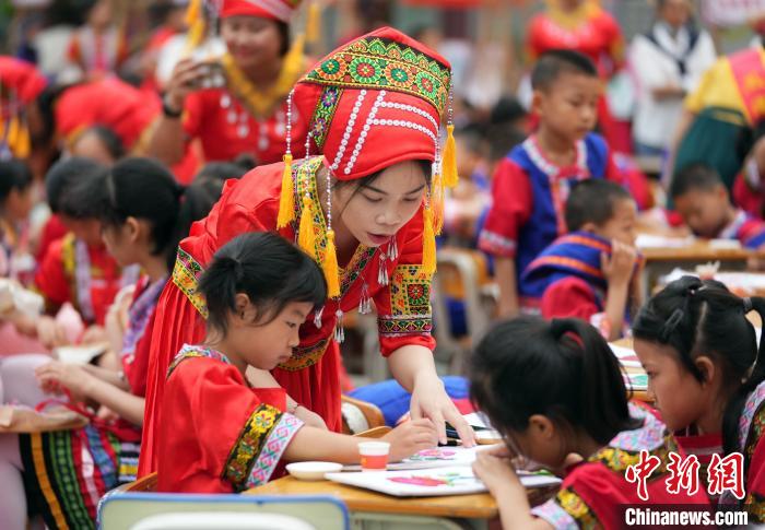 無形文化遺産の技術(shù)を?qū)Wぶ小學(xué)生たち　広西