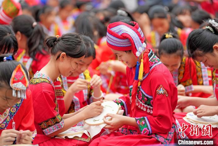 無形文化遺産の技術を?qū)Wぶ小學生たち　広西