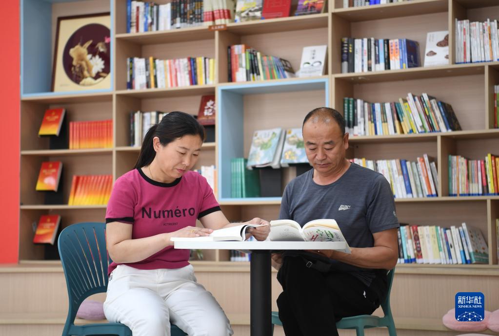 河北省雄安新區(qū)容東片區(qū)南文営コミュニティの共用ラウンジで読書する住民（5月23日撮影?朱旭東）。