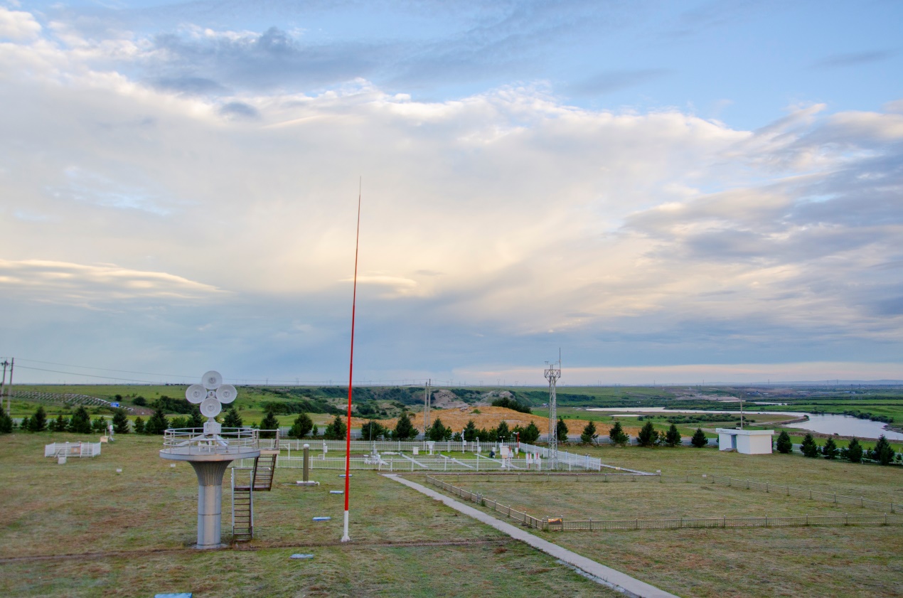 海拉爾國家基準気候観測所のLバンドレーダー及び露場。畫像提供は中國気象局