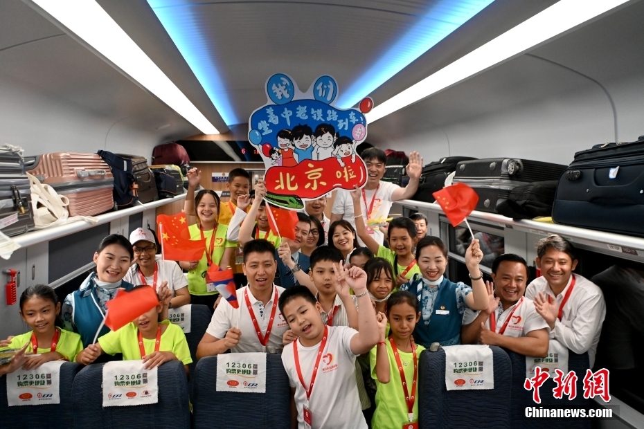 ラオスの子供たち、高速鉄道に乗って中國を眺める