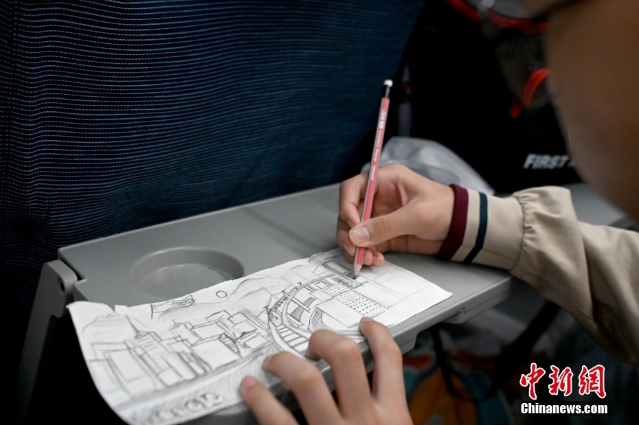 ラオスの子供たち、高速鉄道に乗って中國(guó)を眺める