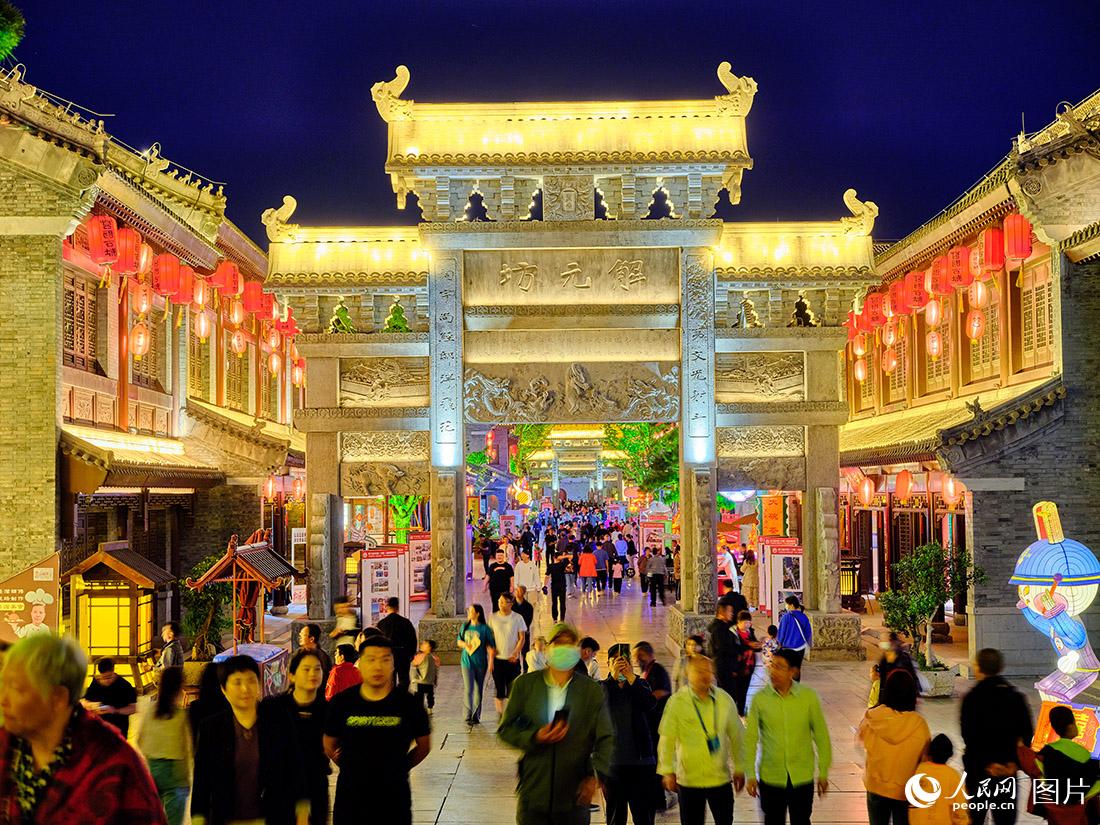 美しくライトアップされた莒國古城　山東省日照