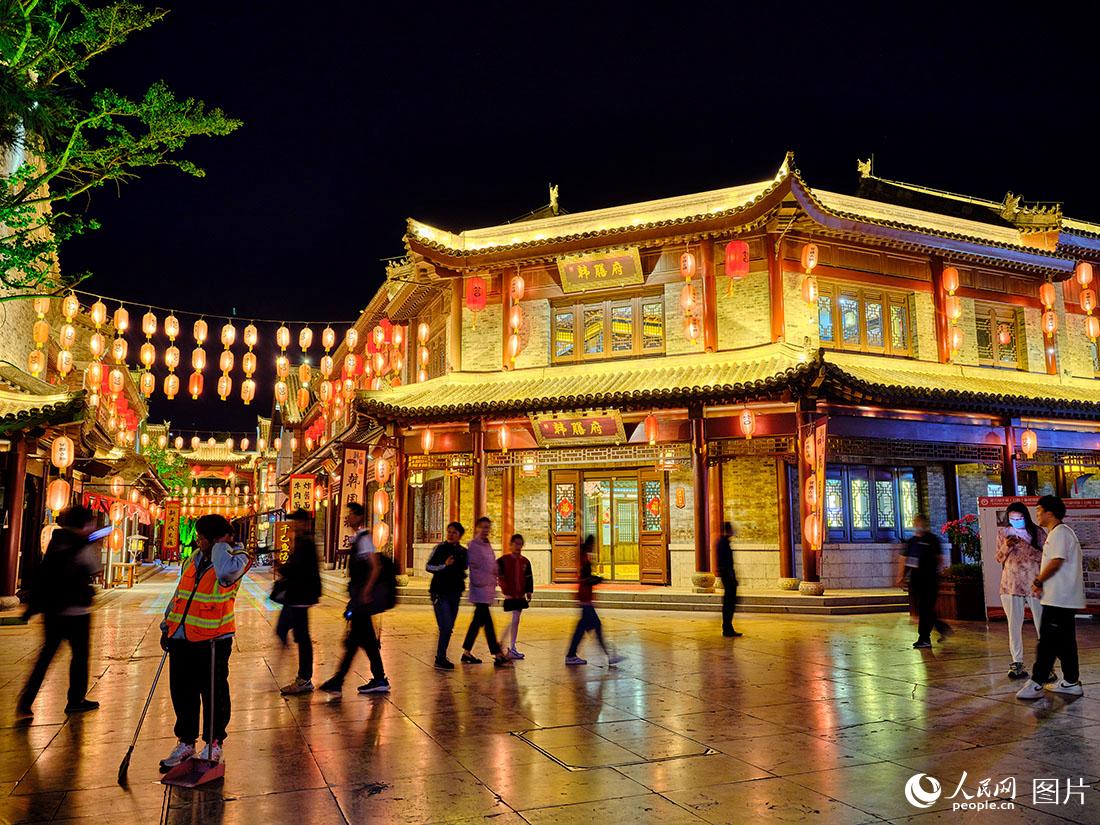 美しくライトアップされた莒國古城　山東省日照