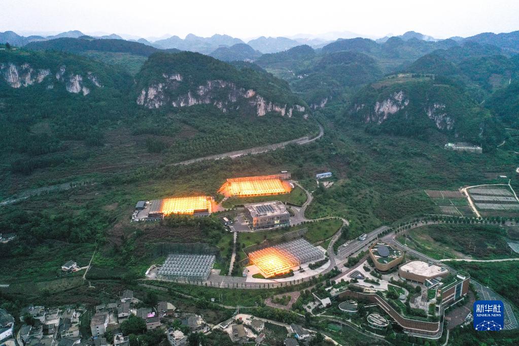 夜間も燈りが燈されてい貴州省貴陽市開陽県南江蔬菜良種繁育センターの育苗溫室。夜間も電燈照明を當(dāng)てることで、苗の生育を促成し、育苗のサイクルを短縮（5月23日、ドローンによる撮影?楊文斌）。