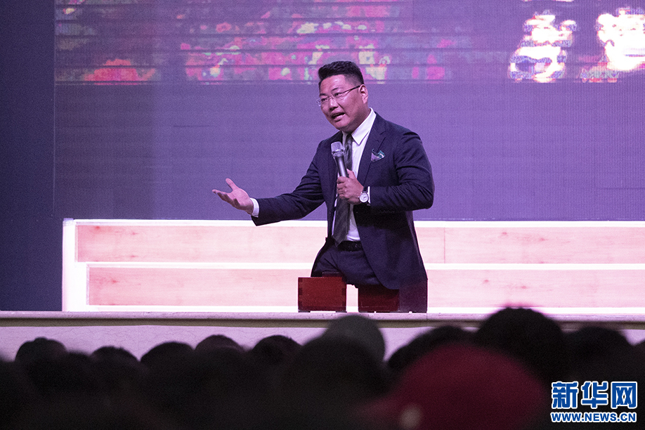 2023年4月25日、拉薩中學(xué)?高校で講演をする陳州さん。