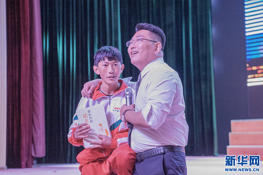 両足を失っても自信は失わず、學(xué)生たちに講演する陳州さん　山東省