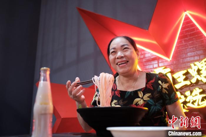 ベトナム人観光客約400人が中國で人気の「タニシ麺」味わう　広西