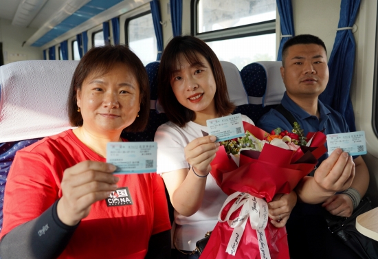  K7672號の車內(nèi)で切符を手にして見せる乗客（撮影?門叢碩）。