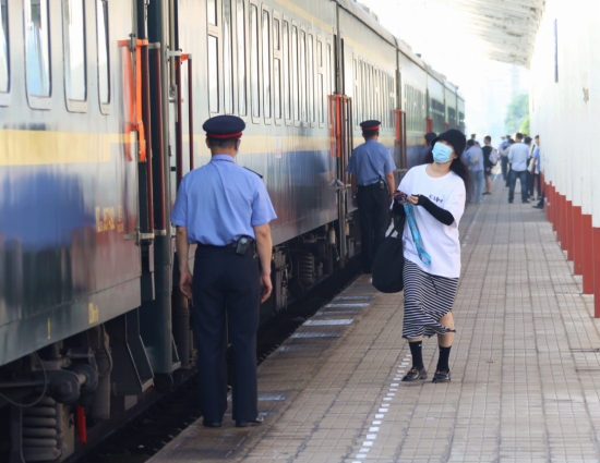 K7672號に乗り込む女性（撮影?門叢碩）。