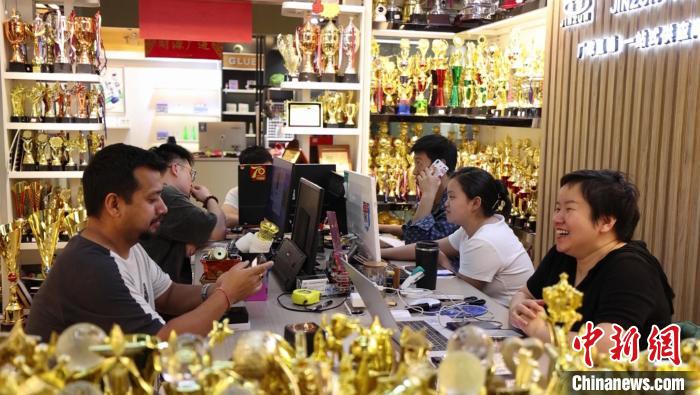 業(yè)者と注文をめぐって交渉中のネパールのバイヤーのシジャン?バニヤさん（左から1人目）。（撮影?金家明）