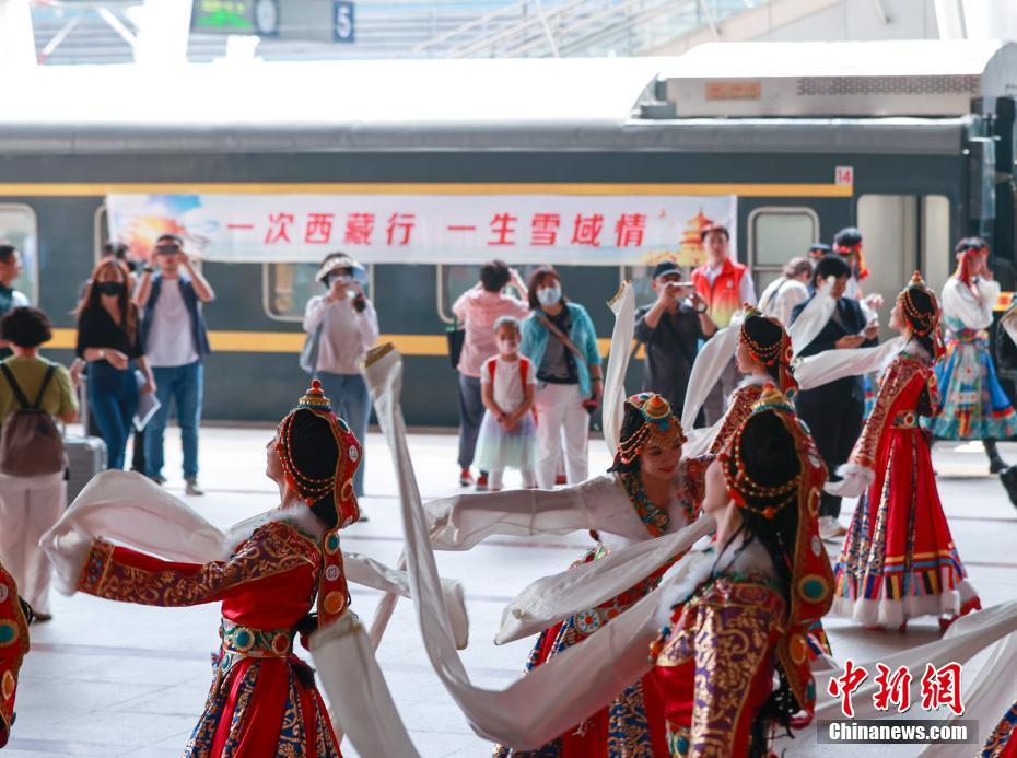 北京による西蔵支援重點(diǎn)プロジェクトの観光列車が今年初の運(yùn)行