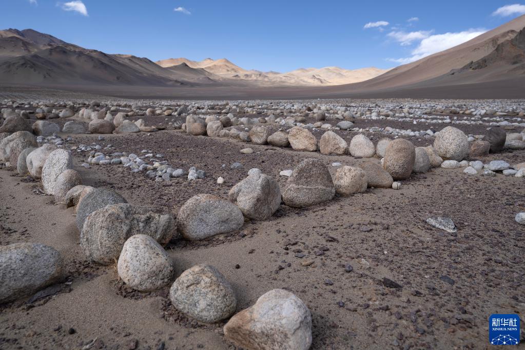 西蔵高速道路沿いに延々と広がる神秘的な「石の陣」