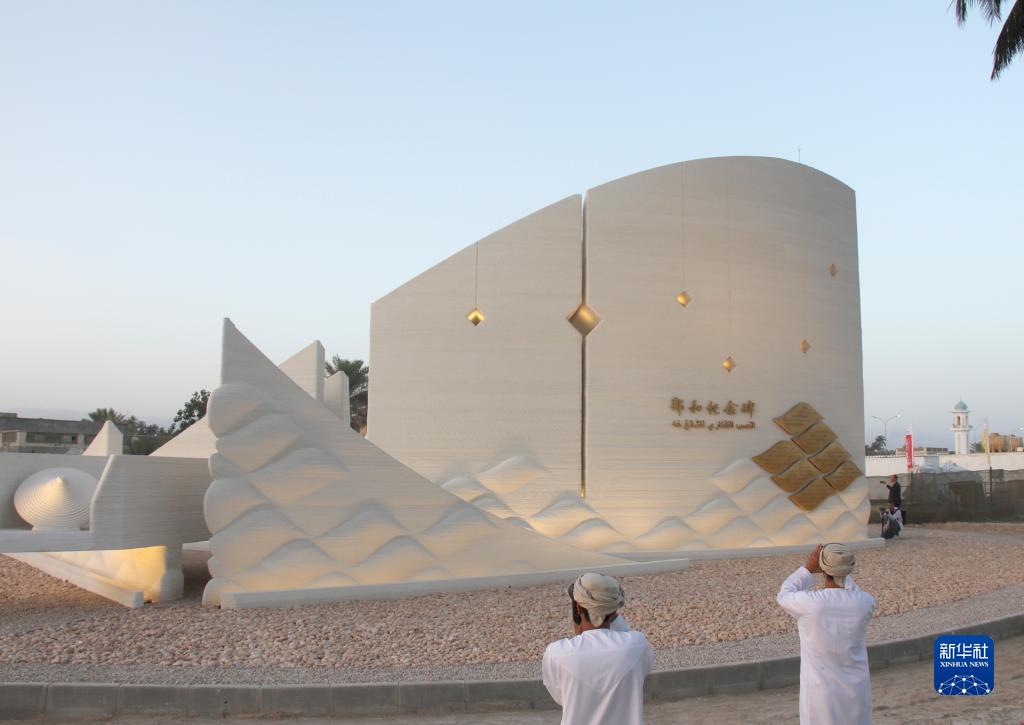 オマーン第二の都市?サラーラで、竣工した「鄭和碑」（5月30日撮影?汪強(qiáng)）。