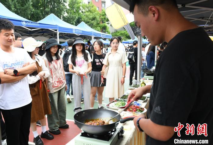 大學(xué)キャンパスで料理の腕を競(jìng)うコンテスト開催　重慶