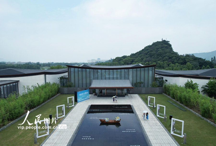 浙江省杭州市蕭山區(qū)にある世界観光博覧館を見(jiàn)學(xué)する観光客（6月1日撮影?龍巍/寫(xiě)真著作権は人民図片が所有のため転載禁止）。