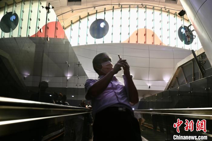 香港地下鉄MTRの24駅にラバー?ダック登場！