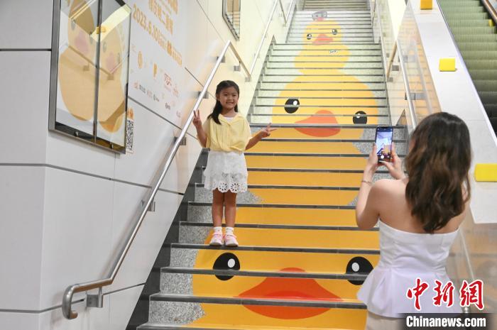 香港地下鉄MTRの24駅にラバー?ダック登場(chǎng)！