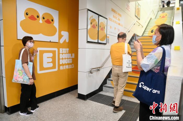 香港地下鉄MTRの24駅にラバー?ダック登場！