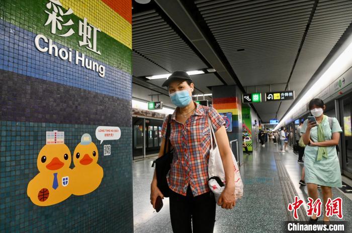 香港地下鉄MTRの24駅にラバー?ダック登場！