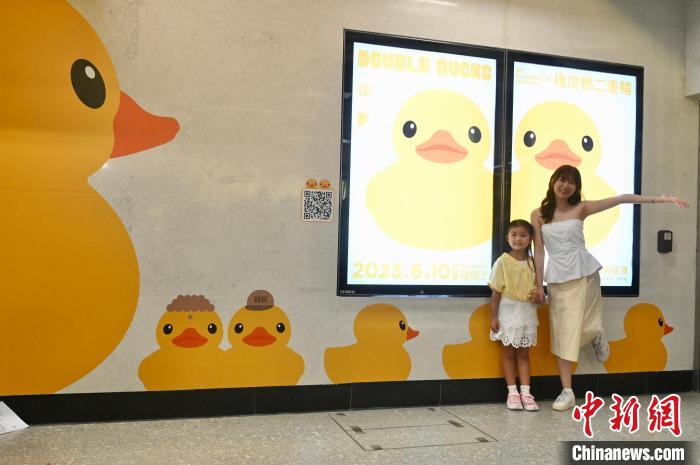 香港地下鉄MTRの24駅にラバー?ダック登場！