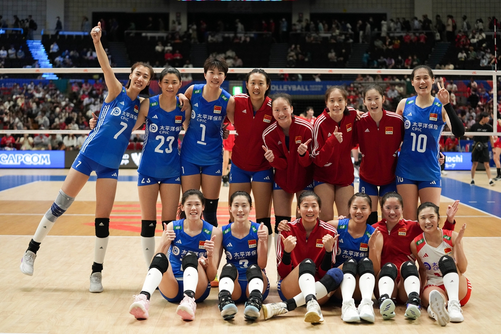 試合終了後に集合寫真を撮影する中國女子代表チーム（6月4日撮影?張笑宇）。