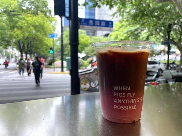 しばらく置いておくと淡い紫色がピンク色に変わるライチローズスペシャルコーヒー。