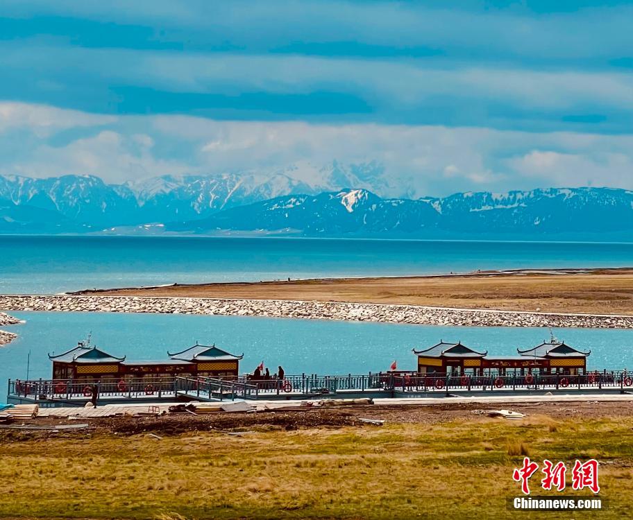 青く輝く美しい賽里木湖の夏景色　新疆